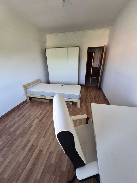 Quarto para arrendamento com WC