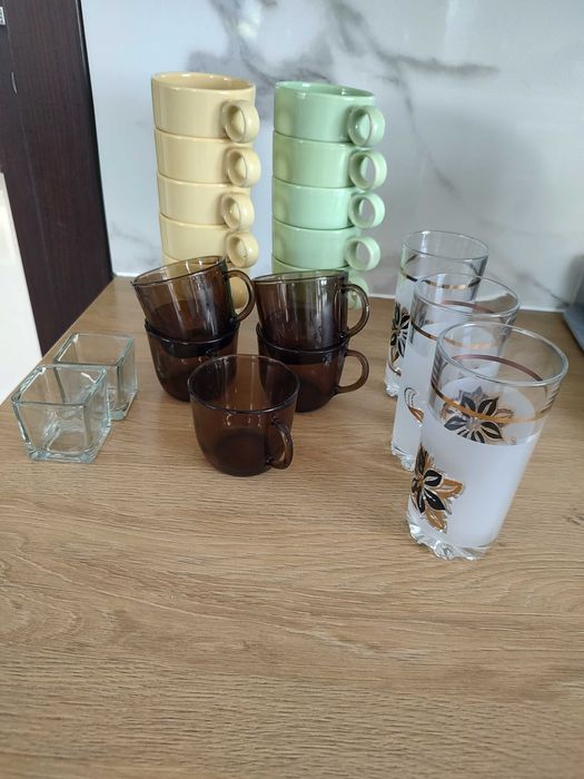 Zestaw szklanek i kubków
