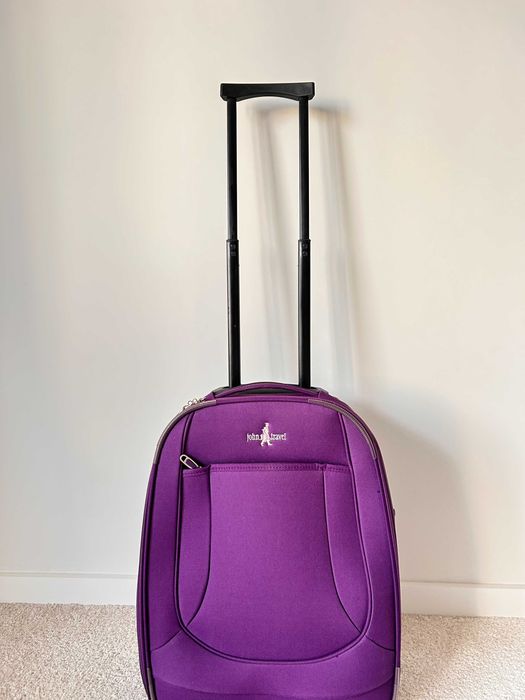 Mala de viagem com rodas lilás