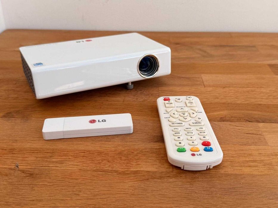 Projetor LG PB62G LED DLP HD | HDMI | WiDi | Comando + Adaptador Wi-Fi