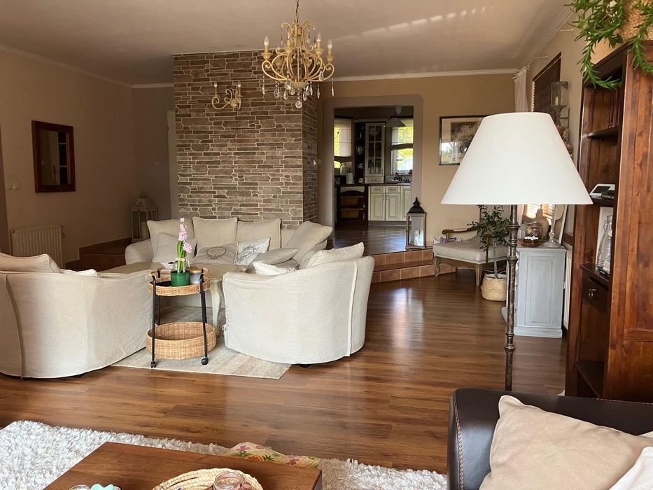 Dom z tarasem i ogrodem