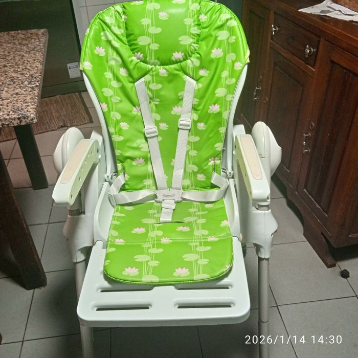 Pula pula e cadeira de refeição criança