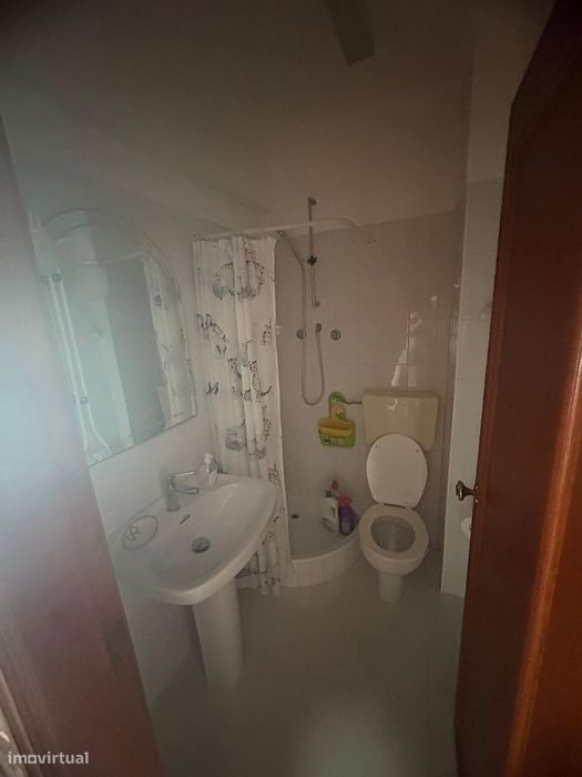 T2 à venda na Rinchoa com 2 varandas e 2 WC