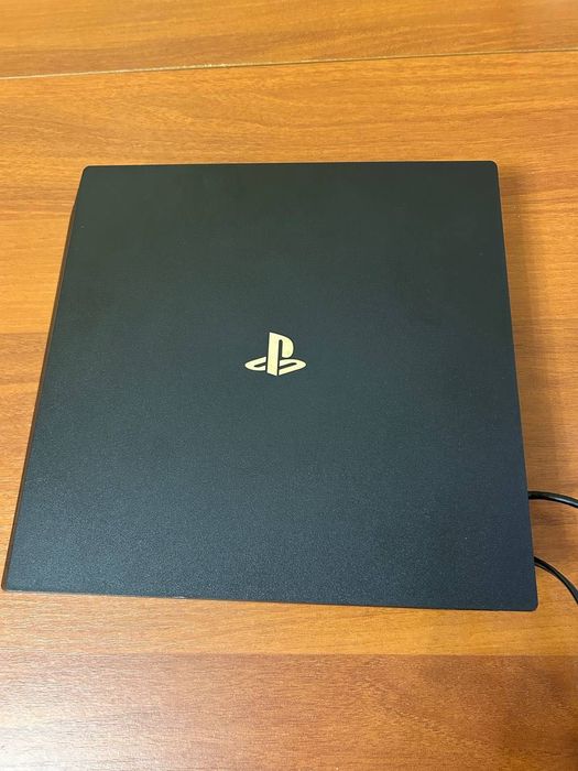 Продам PS4 Pro. В гарному стані.