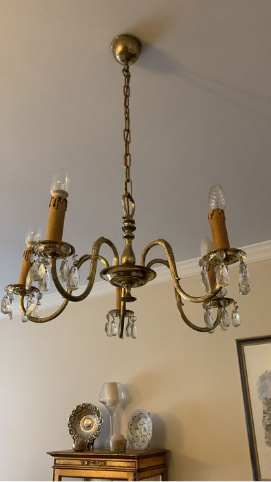 Candeeiro de teto de metal dourado e cristal