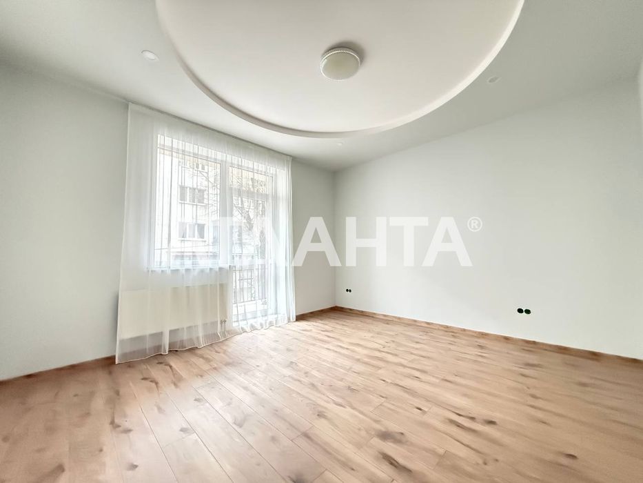 Здається в оренду простора 4-кім квартира  на вул. Руфа.