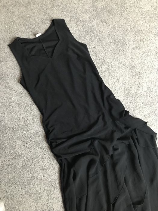 Czarna, dopasowana sukienka z falbana na dole