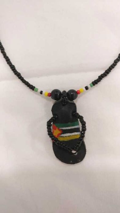 Colar de missangas com pendente Moçambique