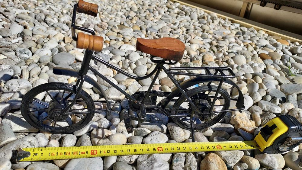 Bicicleta em meta para decorar a sua casa