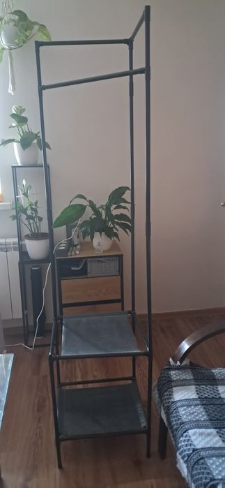 Regal narożny czarny na ubrania