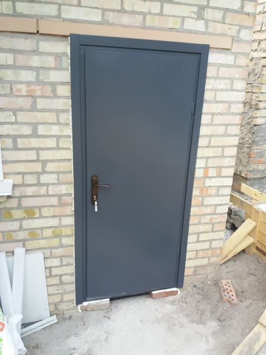 Доступні Вхідні металеві двері. Технічні Тамбурні. Сірі Коричневі
