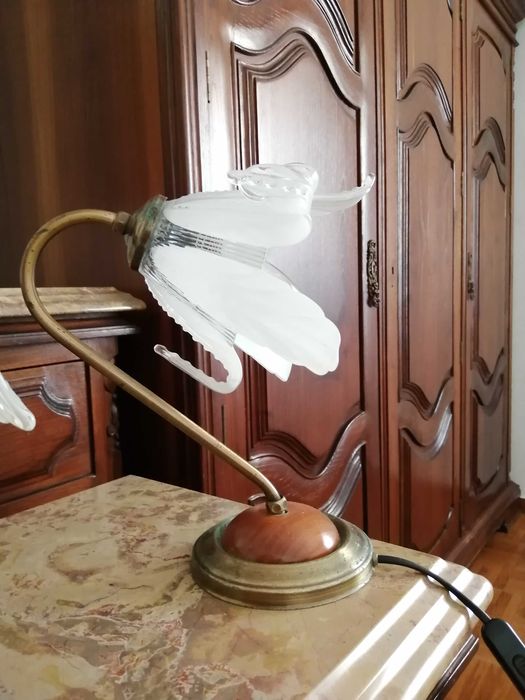 Candeeiro teto e mesa de cabeceira