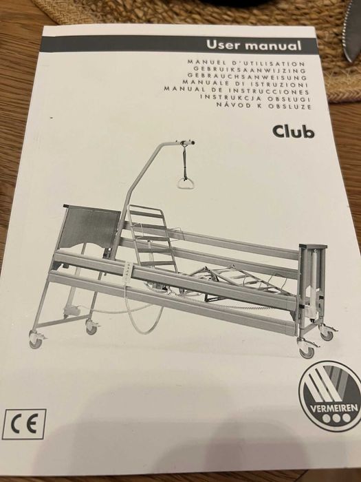 Łóżko rehabilitacyjne elektrycznie regulowane.