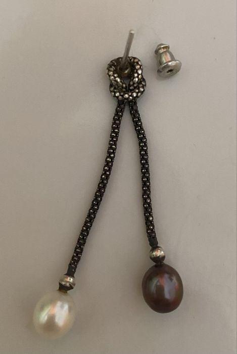 Продам дві сережки із натуральними перлинами - біла і чорна