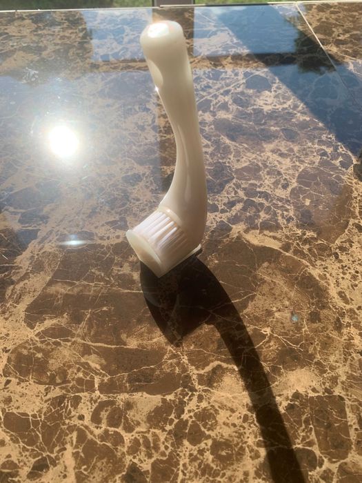 Щітка для очищення і масажу обличчя Shiseido The Skincare Cleansing Massage Brush