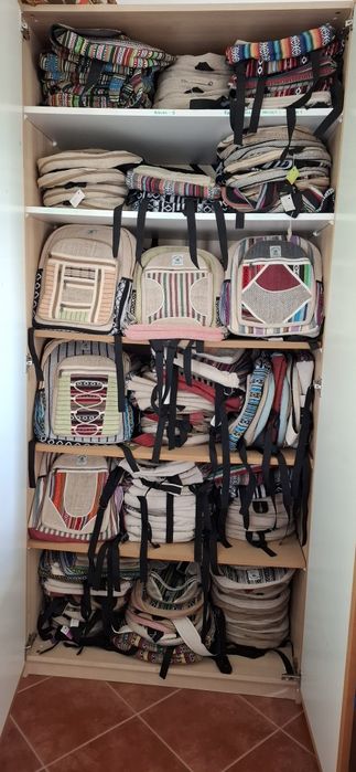 Vendo lote de 136 mochilas e 12 sacos de Cânhamo