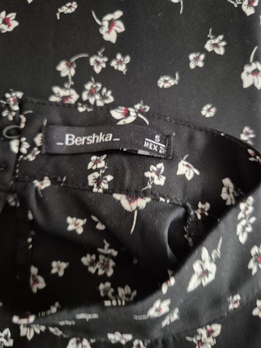 Blusa Preta Ombro Descoberto Bershka

Tecido leve e fresco
Tamanho S
L