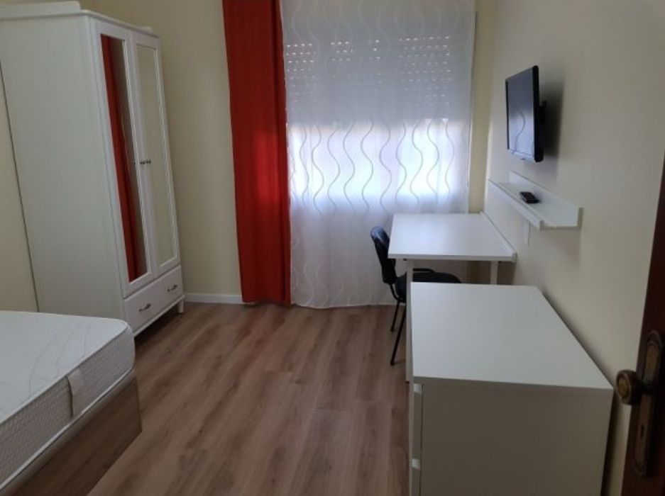 Alugo quarto zona nobre Paço de Arcos