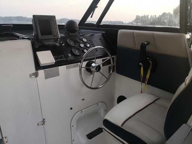 Atrakcyjny Jacht Kabinowy hausbot  Lodz motorow Bayliner 2452  zamiana