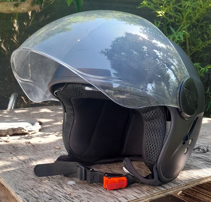 Capacete de mota com viseira e óculos de sol