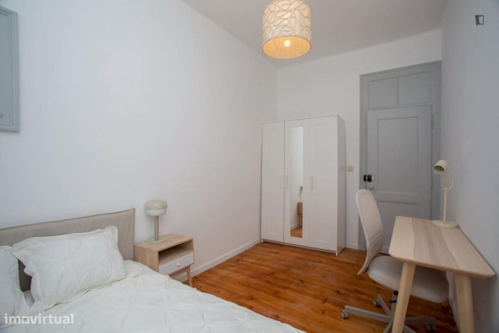 Apartamento com 5 quartos - localizado em Anjos Lisbon