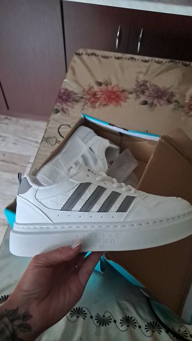 Стильные белые кроссовки