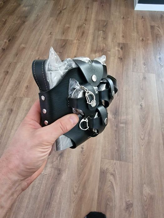 Duża piersiówka stalowa z kieliszkami w etui