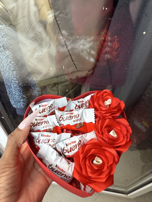 Rosas eternas de cetim/ caixa personalizada com tosas e chocolates