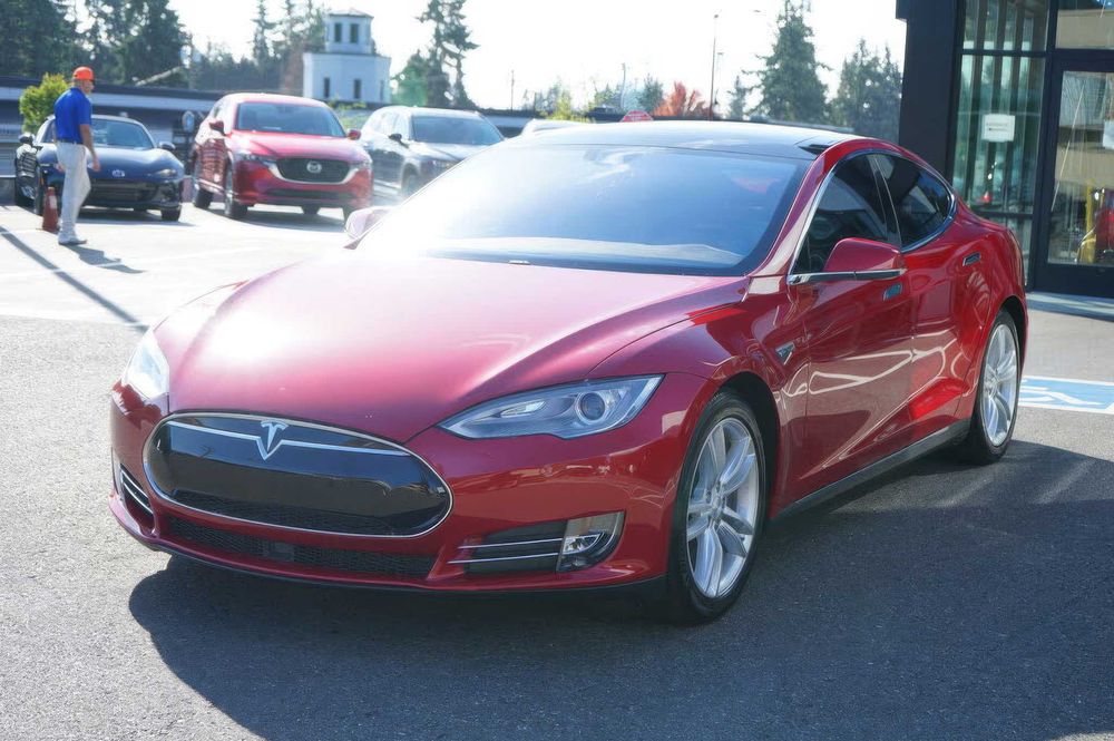 Tesla Model S P85D      2015