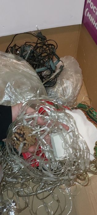 продам коробку с гирляндами( разными) есть обзор на youtube