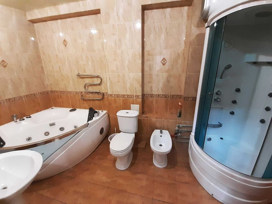 Без комісії. Оренда 3к квартири в Центрі, 130м2, вул. Шота Руставелі 34, метро Палац спорту, Площа Українських Героїв.