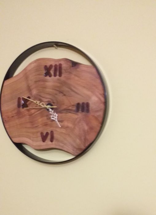 Zegarek loft zalany żywicą