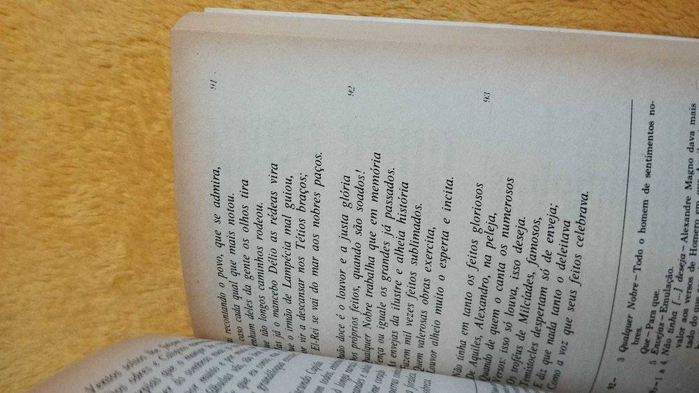 Livro "Os Lusíadas"