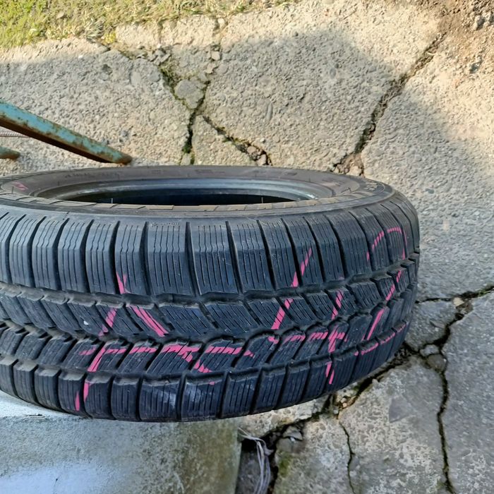 Opony 215/65/15c prawie jak nowe