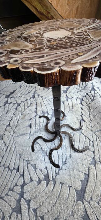 Stolik kawowy okrągły z poroża jelenia.