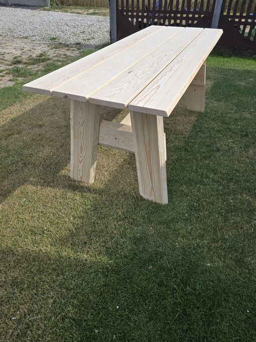 Stół ogrodowy z litego drewna – solidny i stylowy