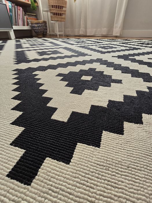 Tapete LAPPLJUNG RUTA da IKEA com padrão geométrico 200x300