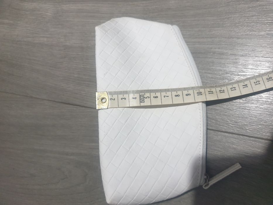 Biała kosmetyczka saszetka 18 cm kratka
