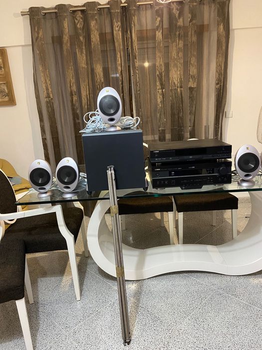 Mesa, cadeiras e aparelhagem em bom estado