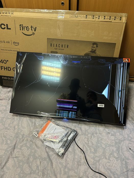 7 telewizorów Smart TV z uszkodzonymi ekranami