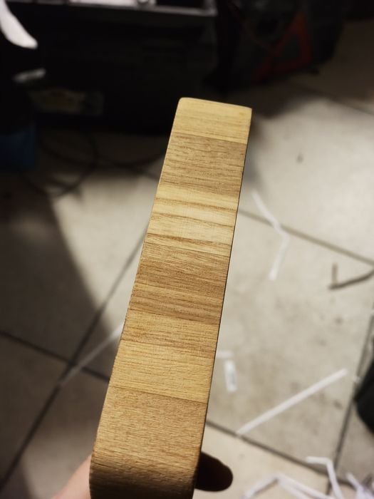 Wklęsła deska do krojenia firmowa.