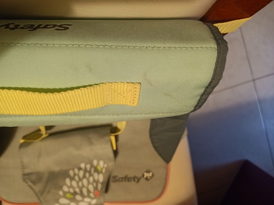 Cadeira/almofada elevadora  de viagem para refeição.