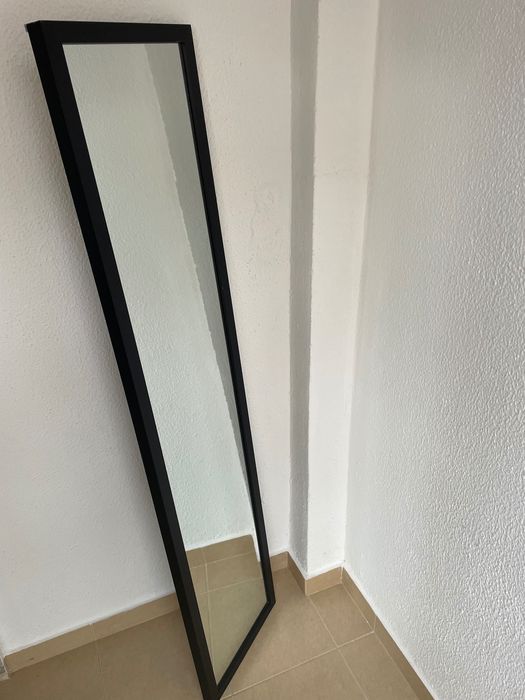 espelho com moldura em preto