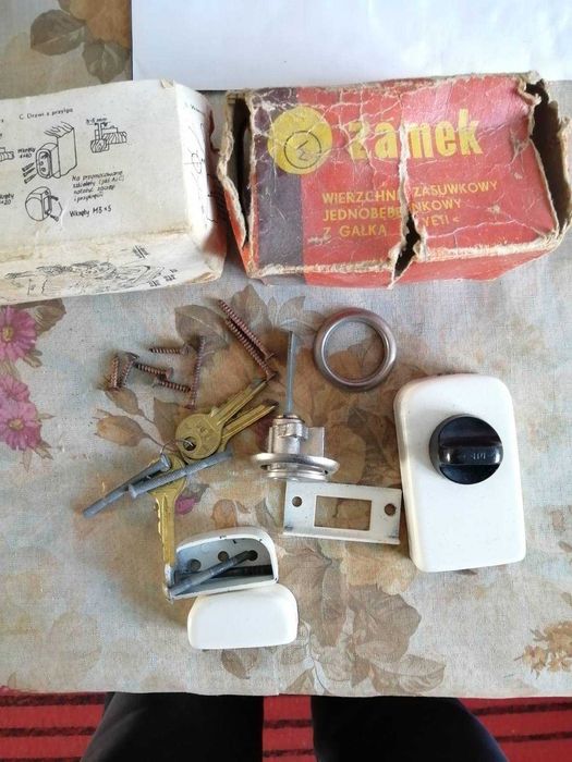 Замок двернои накладнои.