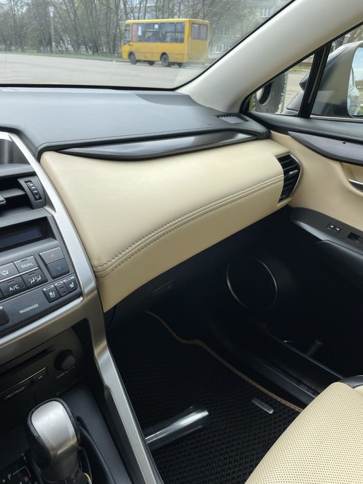 Автомобіль LEXUS
