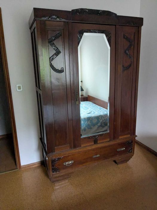 Mobília de quarto com mais de 100 anos madeira maciça.