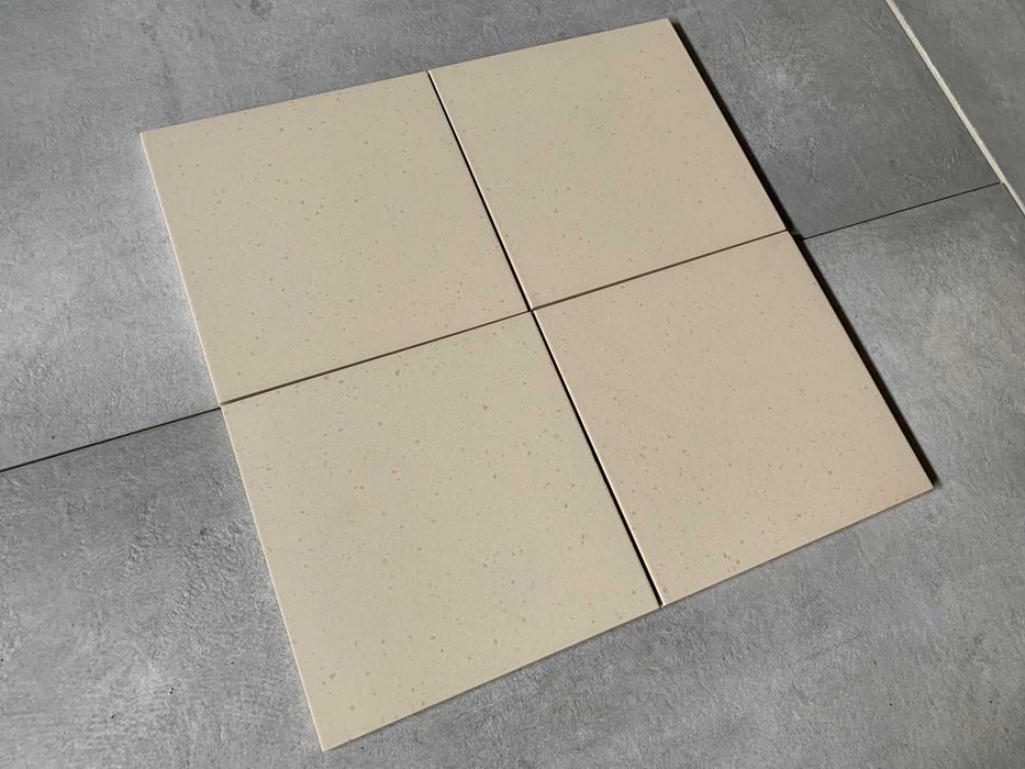 Gres techniczny 30x30 cm 12 mm – bardzo wytrzymały – do hal, magazynów, obiektów przemysłowych