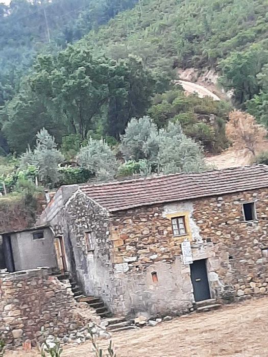 Casa em pedra com terreno - immenso potencial para restaurar