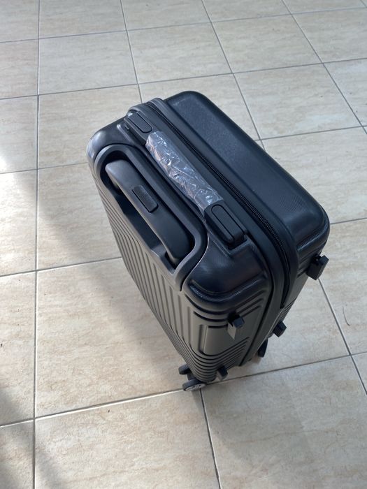 Mala de cabine preta nova em caixa