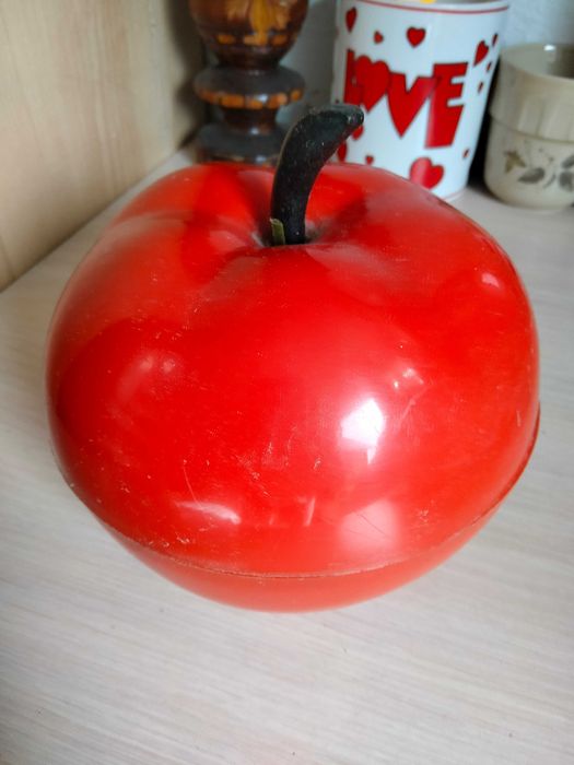 plastikowe jabłuszko z PRL dla kolekcjonera